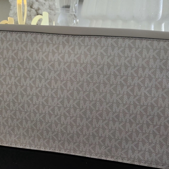 MK Envelope Large Clutch/Wrislet NWOT Gorgeous elegant thin wrislet - Picture 4 of 7